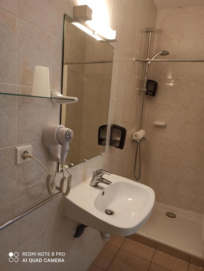 Hotel De La Place Loyettes Екстер'єр фото