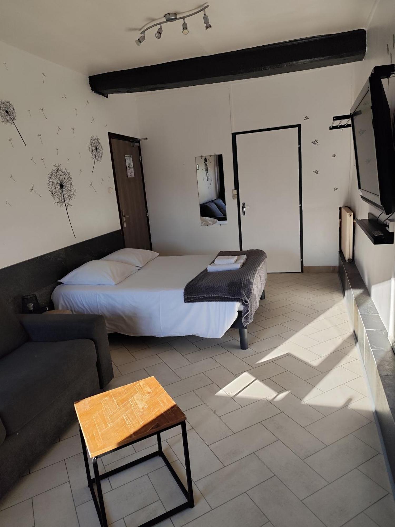 Hotel De La Place Loyettes Екстер'єр фото