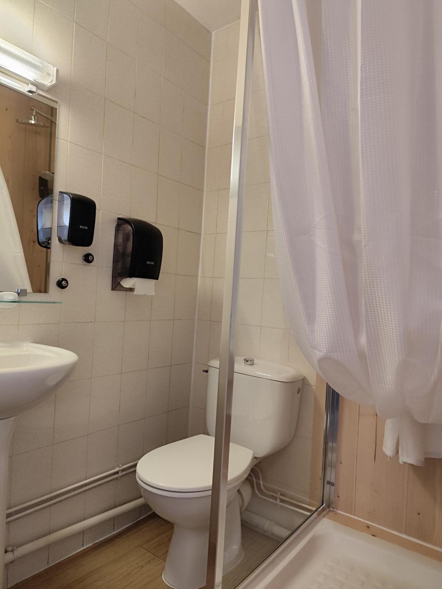 Hotel De La Place Loyettes Екстер'єр фото