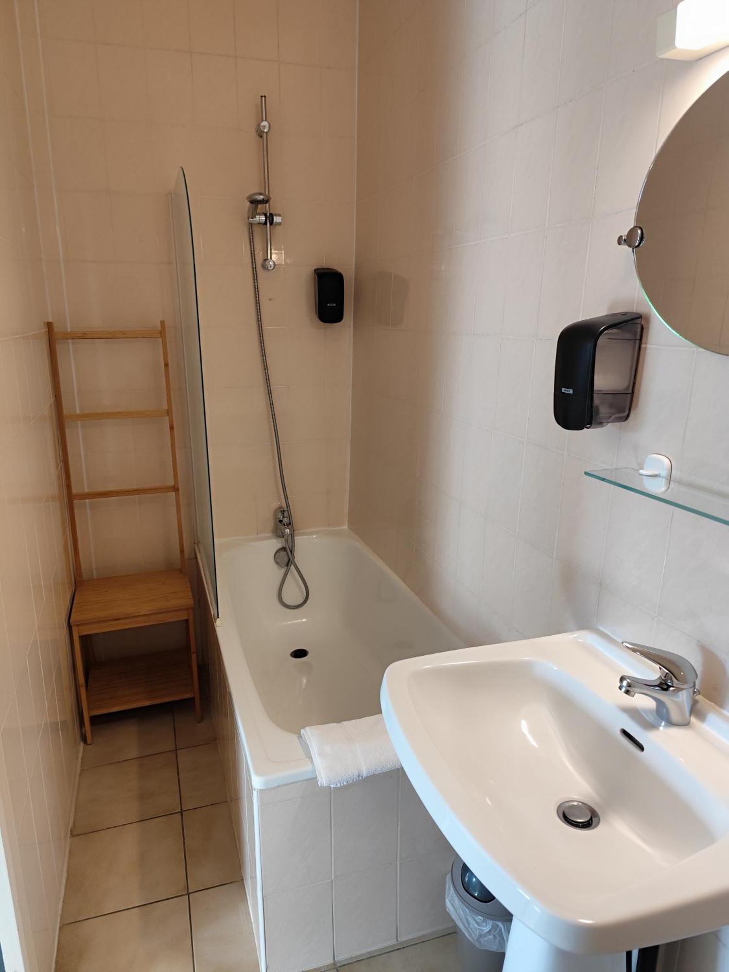 Hotel De La Place Loyettes Екстер'єр фото