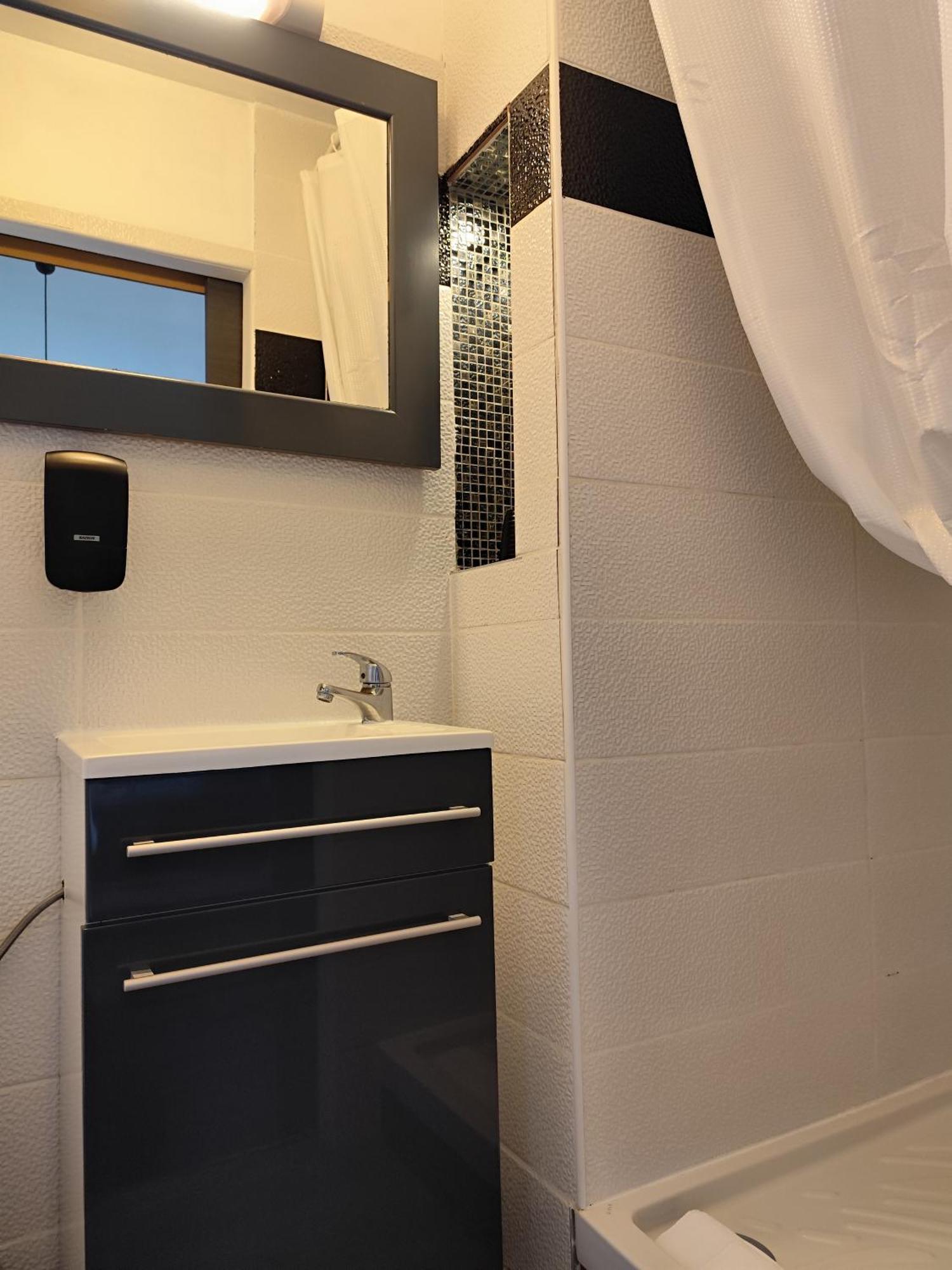 Hotel De La Place Loyettes Екстер'єр фото