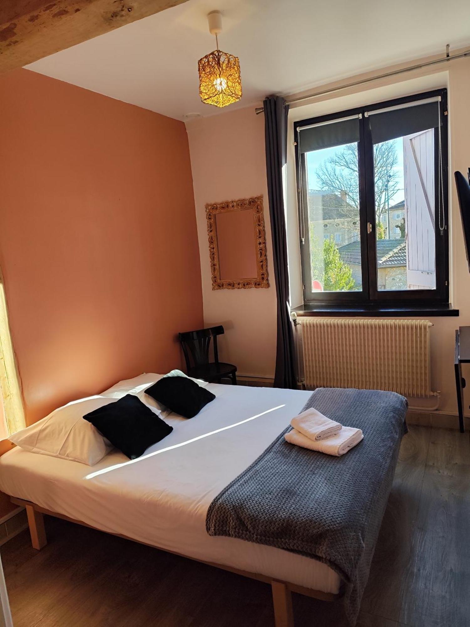 Hotel De La Place Loyettes Екстер'єр фото