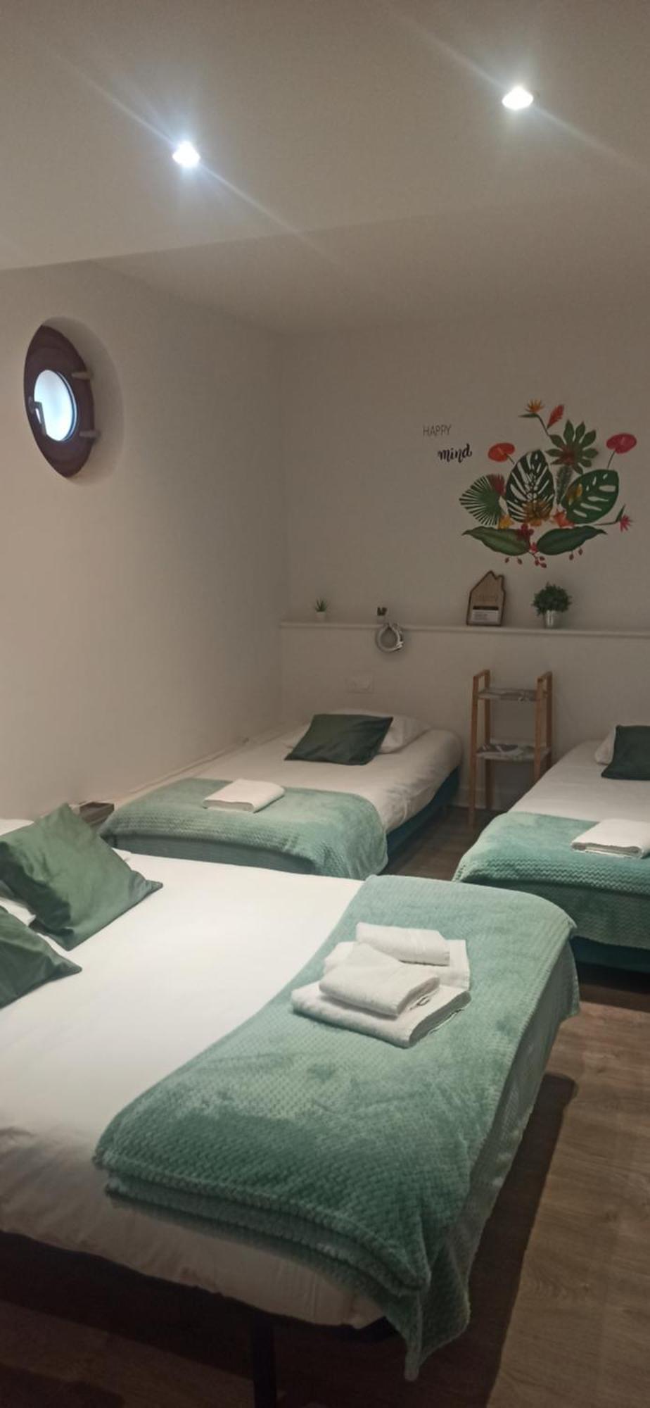 Hotel De La Place Loyettes Екстер'єр фото